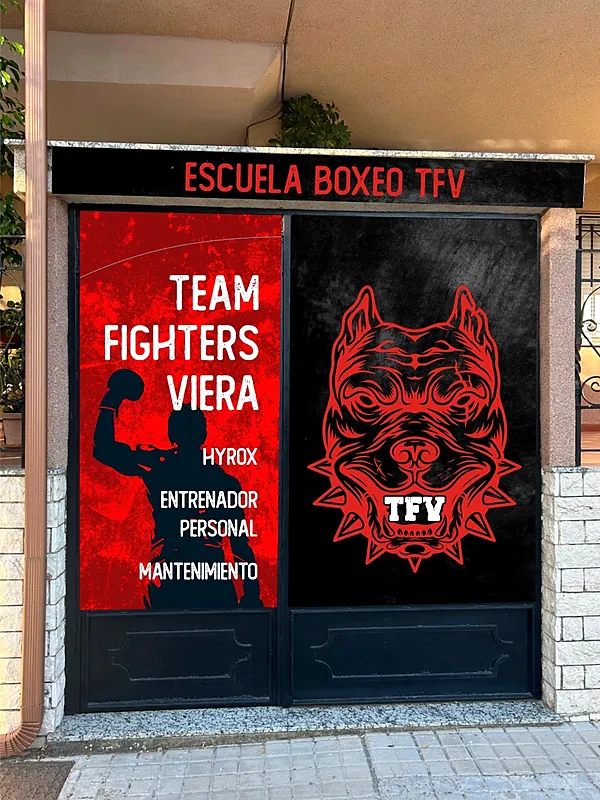 Fachada de la Escuela Boxeo TFV en Moixent con el vinilo rojo de Team Fighters Viera y el escudo del club