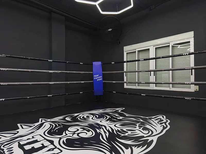 Esquina azul del ring con el protector Team Fighters Viera y cuerdas con el logotipo TFV